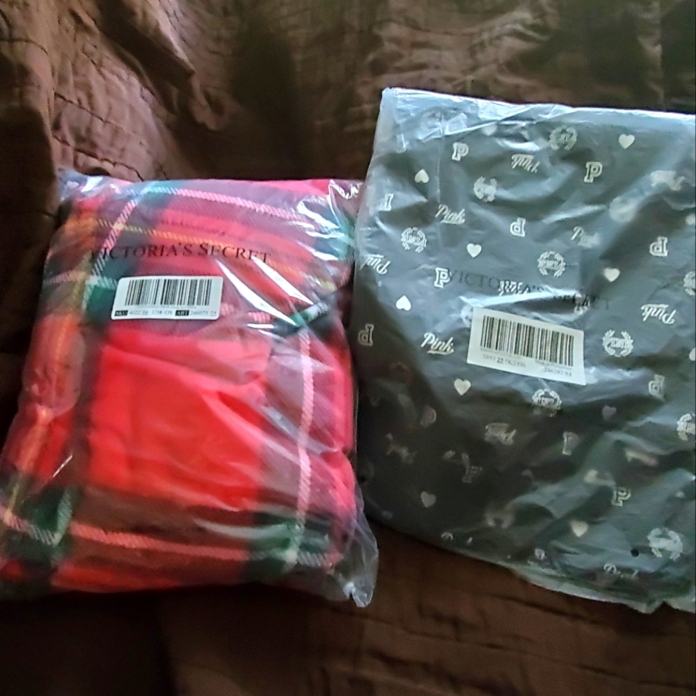 NWT Victoria secret fleece blanket/ PINK bag